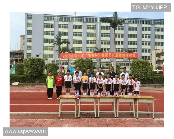 足球明星回到校园传递梦想与拼搏精神助力青少年成长